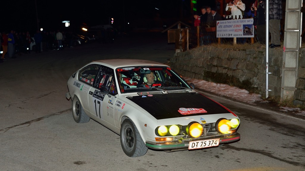 Jens Gandrup Jørgensen (Odense) og Kristian Flensbak Jørgensen (Aarhus) passerer Col de Turini i 1609 meters højde i deres Alfa Romeo Alfetta GTV fra 1977 på vej mod niendepladsen.
(Foto: Michael Eisenberg)
